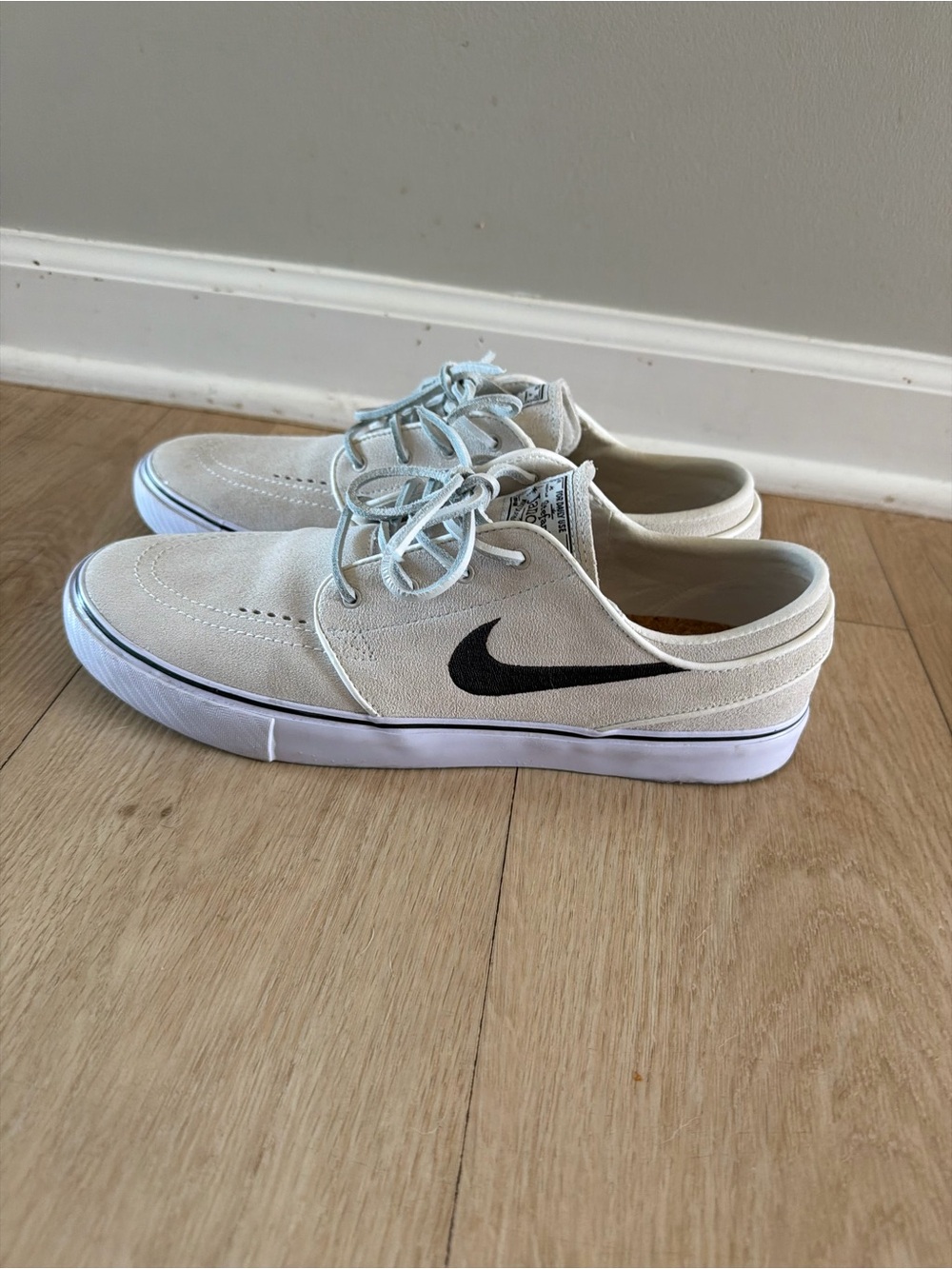 Nike SB Janoski Men’s Low-Top Sneakers in Off-White with Black Swoosh